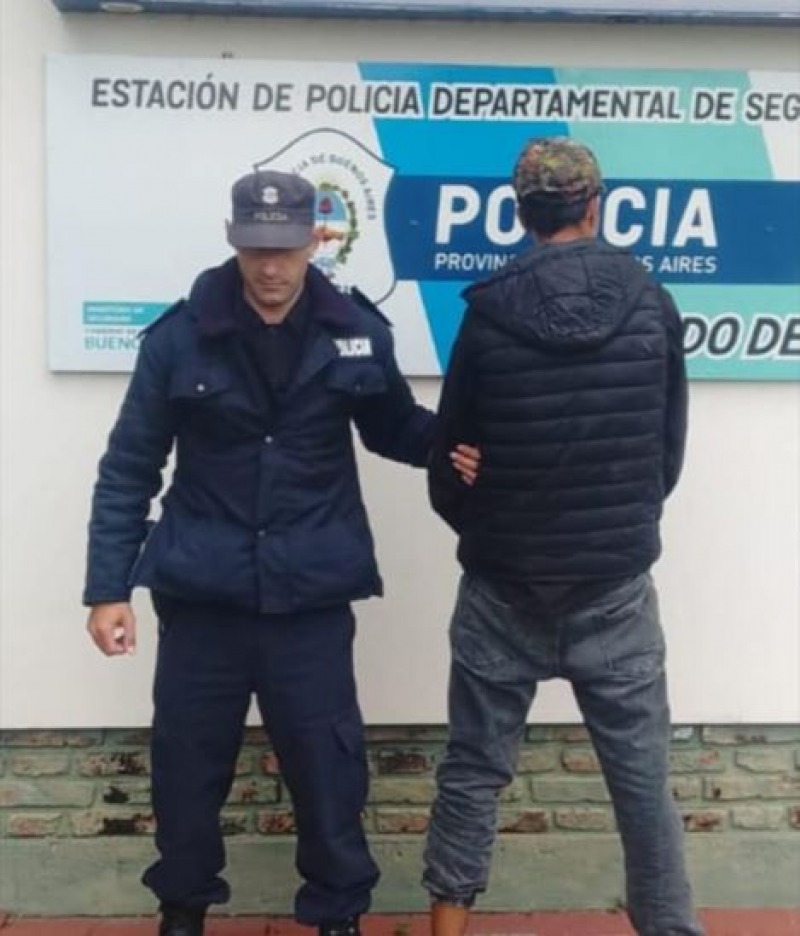 Le peg a su hermano con un hierro y lo fractur